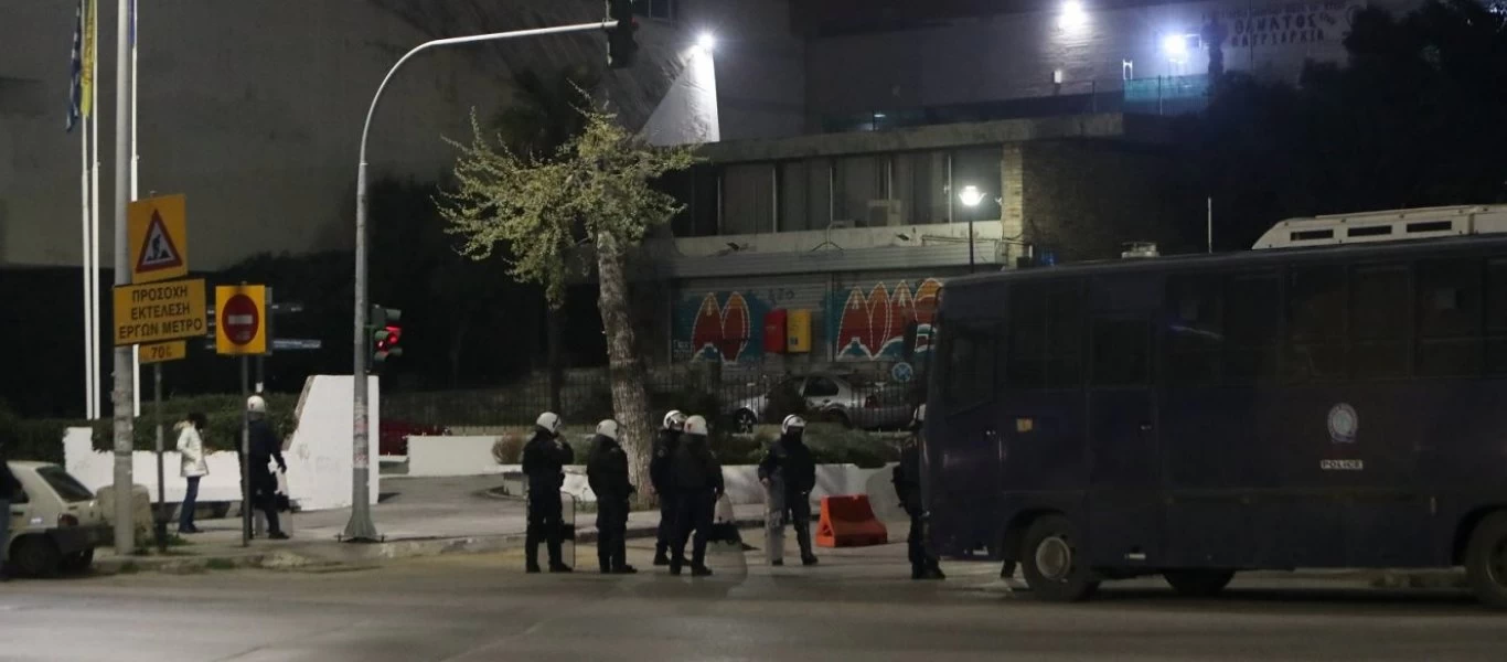 Νέο σκηνικό έντασης: Δυνάμεις ασφαλείας πραγματοποιούν επιχείρηση εκκένωσης στο ΑΠΘ - Προσαγωγές φοιτητών (βίντεο)